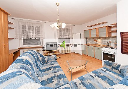 Pronájem bytu, Letňany, Nýdecká, byt 1+kk, 31 m2, po rekonstrukci, výtah, zařízený nábytkem, Rent4Ever.cz