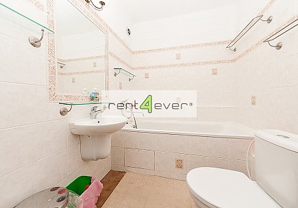 Pronájem bytu, Letňany, Nýdecká, byt 1+kk, 31 m2, po rekonstrukci, výtah, zařízený nábytkem, Rent4Ever.cz