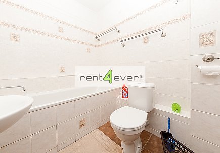 Pronájem bytu, Letňany, Nýdecká, byt 1+kk, 31 m2, po rekonstrukci, výtah, zařízený nábytkem, Rent4Ever.cz