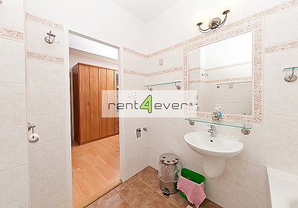 Pronájem bytu, Letňany, Nýdecká, byt 1+kk, 31 m2, po rekonstrukci, výtah, zařízený nábytkem, Rent4Ever.cz