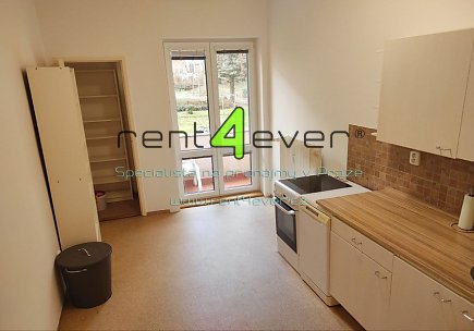 Pronájem bytu, Vršovice, Bulharská, byt 1+1, 43 m2 po rekonstrukci, s balkonem, komora, nezařízený, Rent4Ever.cz