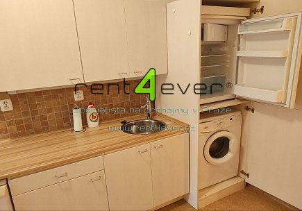 Pronájem bytu, Vršovice, Bulharská, byt 1+1, 43 m2 po rekonstrukci, s balkonem, komora, nezařízený, Rent4Ever.cz