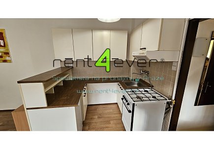 Pronájem bytu, Žižkov, Olšanské náměstí, byt 1+kk, 30 m2, sklep, částečně zařízený nábytkem, Rent4Ever.cz