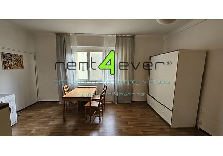 Pronájem bytu, Žižkov, Olšanské náměstí, byt 1+kk, 30 m2, sklep, částečně zařízený nábytkem, Rent4Ever.cz