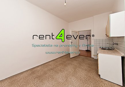 Pronájem bytu, Smíchov, Radlická, byt 1+1, 50 m2, cihla, komora, výtah, nezařízený nábytkem, Rent4Ever.cz