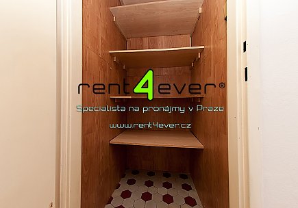 Pronájem bytu, Smíchov, Radlická, byt 1+1, 50 m2, cihla, komora, výtah, nezařízený nábytkem, Rent4Ever.cz