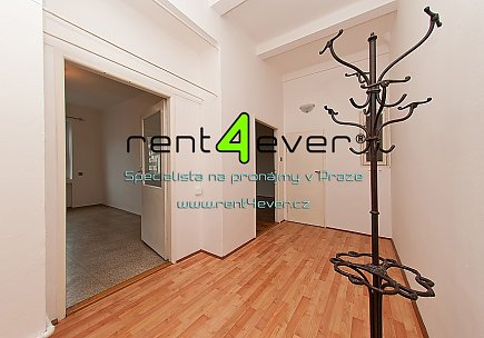 Pronájem bytu, Smíchov, Radlická, byt 1+1, 50 m2, cihla, komora, výtah, nezařízený nábytkem, Rent4Ever.cz