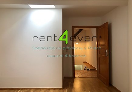 Pronájem bytu, Malá Strana, Újezd, mezonetový byt 5+1, 150 m2, cihla, komora, nezařízený nábytkem, Rent4Ever.cz