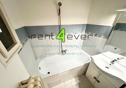 Pronájem bytu, Nusle, Petra Rezka, byt 2+kk, 41 m2, cihla, výtah, nezařízený nábytkem, Rent4Ever.cz