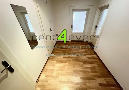 Pronájem bytu, Nusle, Petra Rezka, byt 2+kk, 41 m2, cihla, výtah, nezařízený nábytkem, Rent4Ever.cz