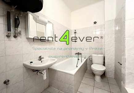 Pronájem bytu, Vysočany, Poděbradská, byt 1+1, 35 m2, po rekonstrukci, komora, nezařízený, Rent4Ever.cz