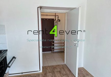 Pronájem bytu, Vysočany, Poděbradská, byt 1+1, 35 m2, po rekonstrukci, komora, nezařízený, Rent4Ever.cz