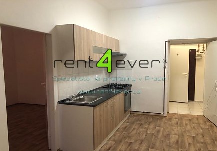 Pronájem bytu, Vysočany, Poděbradská, byt 1+1, 35 m2, po rekonstrukci, komora, nezařízený, Rent4Ever.cz