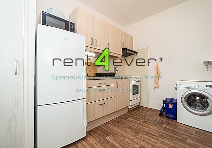 Pronájem bytu, Hlubočepy, Lamačova, byt 2+1, 45 m2, sklep, výtah, šatna, částečně zařízený, Rent4Ever.cz