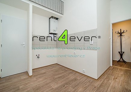 Pronájem bytu, Libeň, Vosmíkových, byt 1+1, 40 m2, cihla, komora, nezařízený nábytkem, Rent4Ever.cz