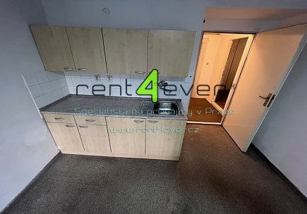 Pronájem bytu, Michle, Na nivách, byt 1+kk, 22 m2, v polosuterénu, nezařízený nábytkem, Rent4Ever.cz