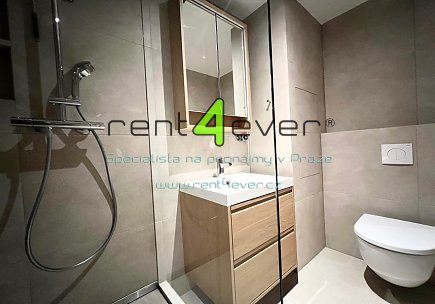 Pronájem bytu, Vršovice, Kavkazská, byt 2+1, 52 m2, po rekonstrukci, sklep, společný balkon, Rent4Ever.cz