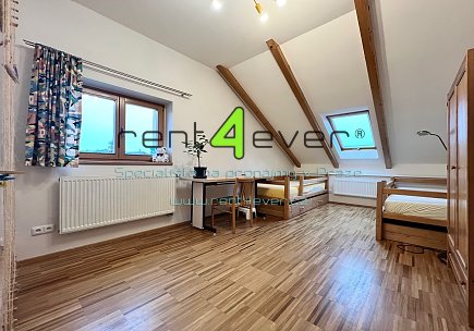 Pronájem bytu, Hostavice, Nežárská, byt 4+kk, 120 m2 v podkroví RD, 2 balkony, zařízený nábytkem, Rent4Ever.cz