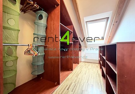 Pronájem bytu, Hostavice, Nežárská, byt 4+kk, 120 m2 v podkroví RD, 2 balkony, zařízený nábytkem, Rent4Ever.cz