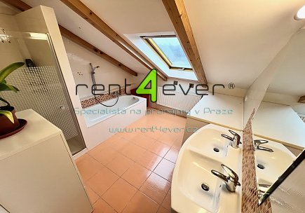 Pronájem bytu, Hostavice, Nežárská, byt 4+kk, 120 m2 v podkroví RD, 2 balkony, zařízený nábytkem, Rent4Ever.cz