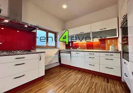 Pronájem bytu, Hostavice, Nežárská, byt 4+kk, 120 m2 v podkroví RD, 2 balkony, zařízený nábytkem, Rent4Ever.cz