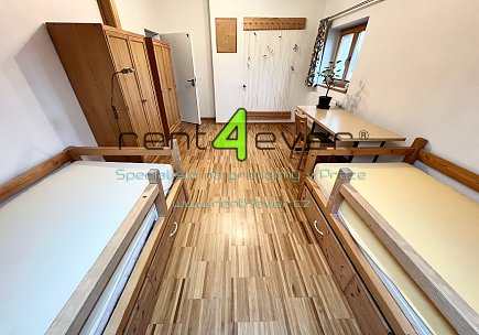 Pronájem bytu, Hostavice, Nežárská, byt 4+kk, 120 m2 v podkroví RD, 2 balkony, zařízený nábytkem, Rent4Ever.cz