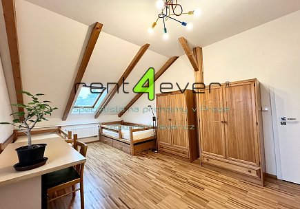 Pronájem bytu, Hostavice, Nežárská, byt 4+kk, 120 m2 v podkroví RD, 2 balkony, zařízený nábytkem, Rent4Ever.cz