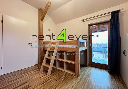 Pronájem bytu, Hostavice, Nežárská, byt 4+kk, 120 m2 v podkroví RD, 2 balkony, zařízený nábytkem, Rent4Ever.cz