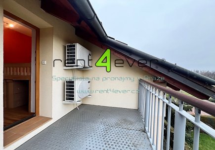 Pronájem bytu, Hostavice, Nežárská, byt 4+kk, 120 m2 v podkroví RD, 2 balkony, zařízený nábytkem, Rent4Ever.cz